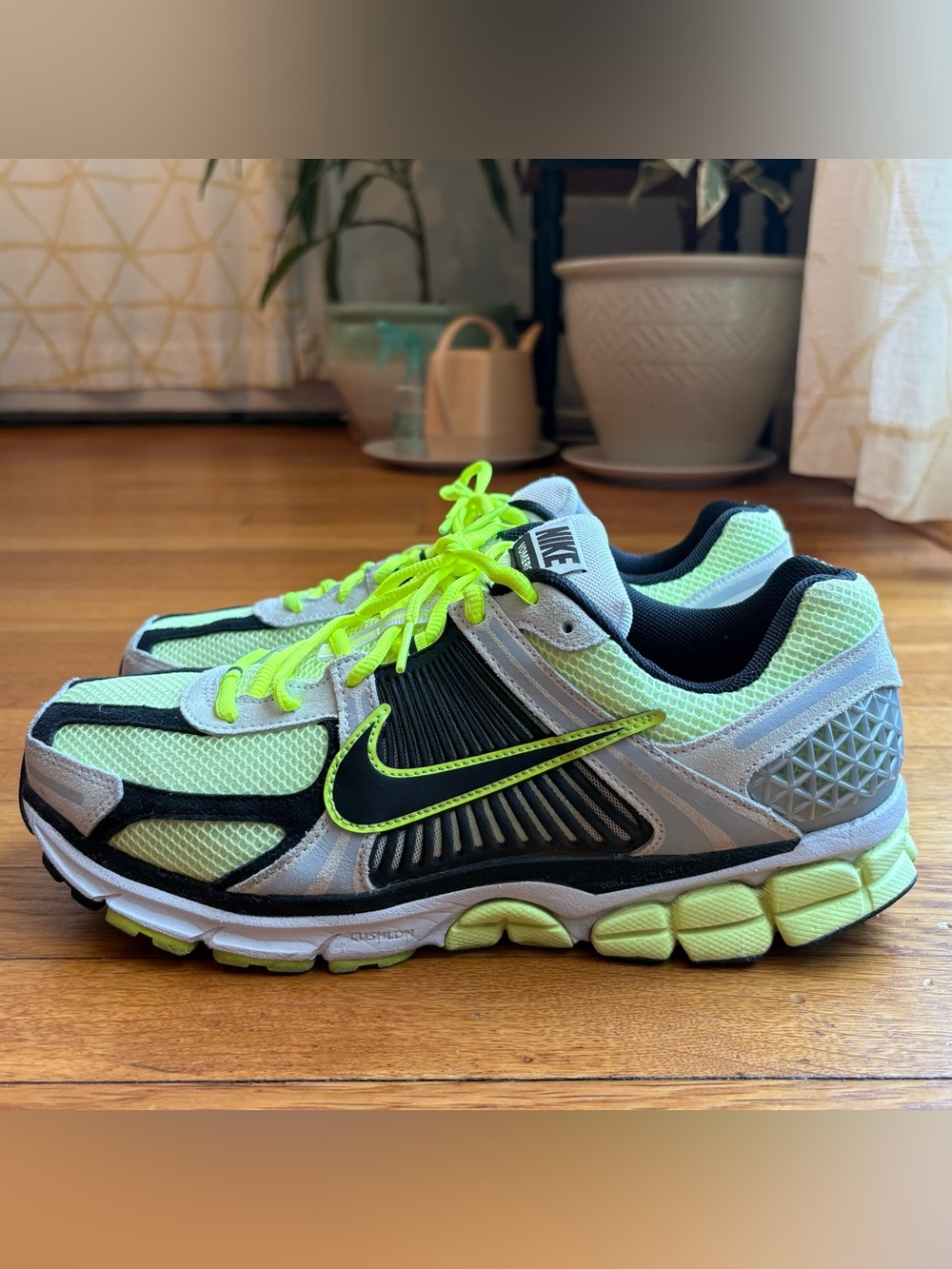 Men’s Nike Vomero 5 in Neon Green & black.  Size 11.  Very good condition.